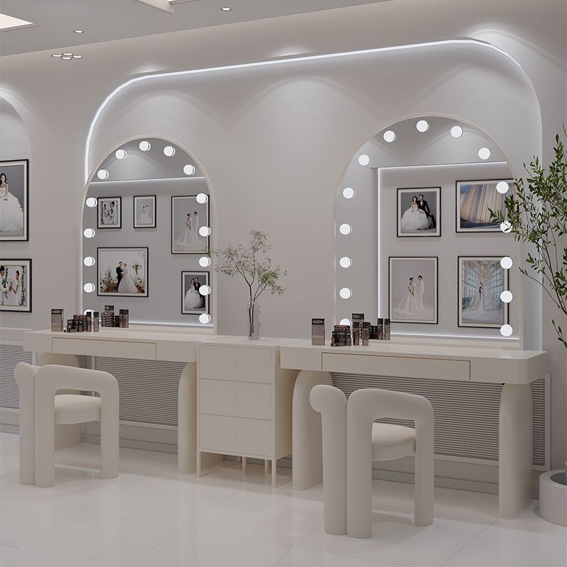 Dresser with lamp Makeup artis - Beauty And Makeup Studio recension och pris